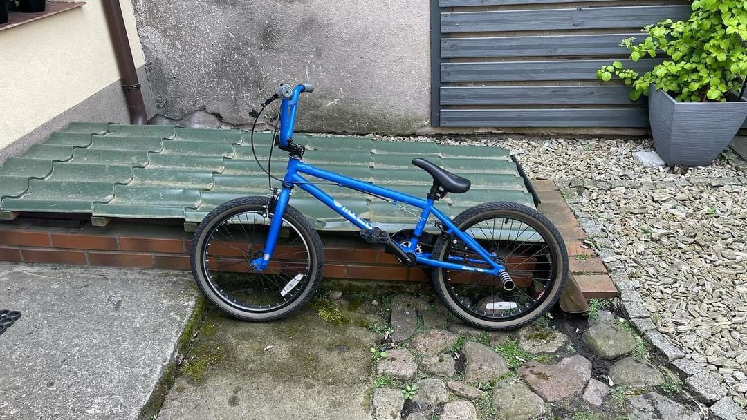 Rower bmx w kolorystyce niebieskiej