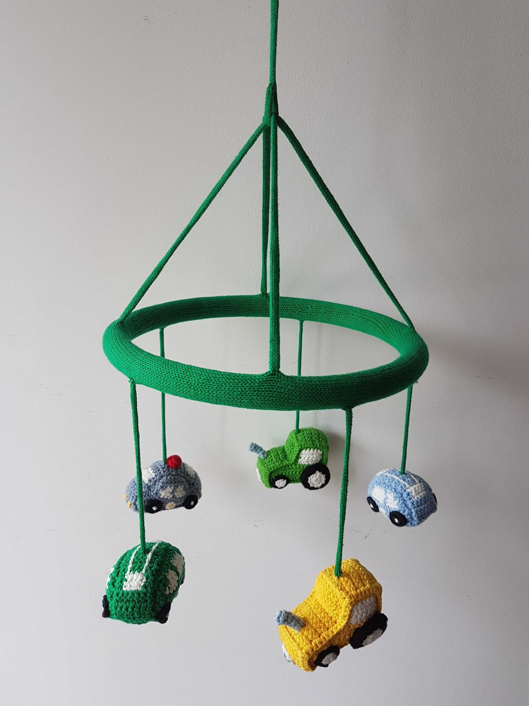 Zielona karuzela dla niemowląt samochody traktor Smallstuff rękodzieło