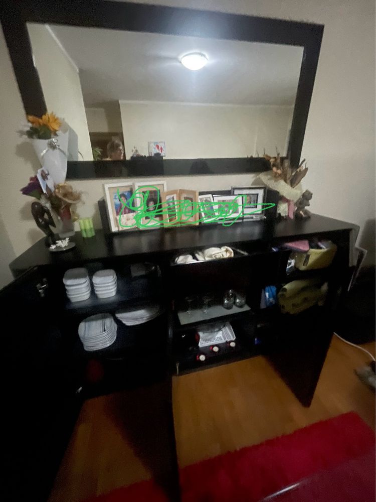 Mesa com tampo de vidro com 6 cadeiras + aparador + espelho + pratelei