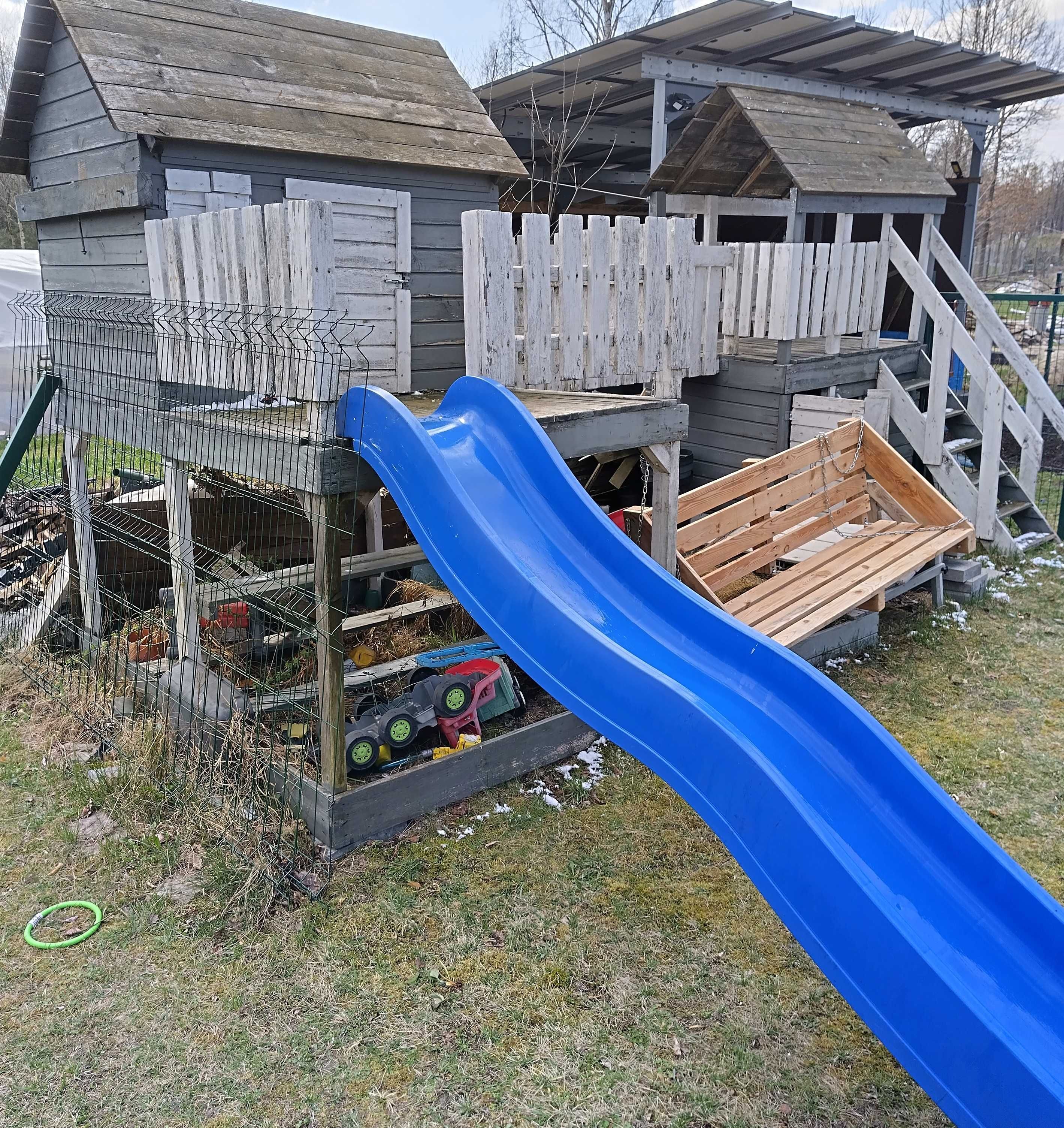 Duży plac zabaw dla dzieci, domek, zjeżdżalnia, huśtawka