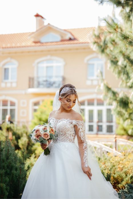 Весільна сукня зі шлейфом