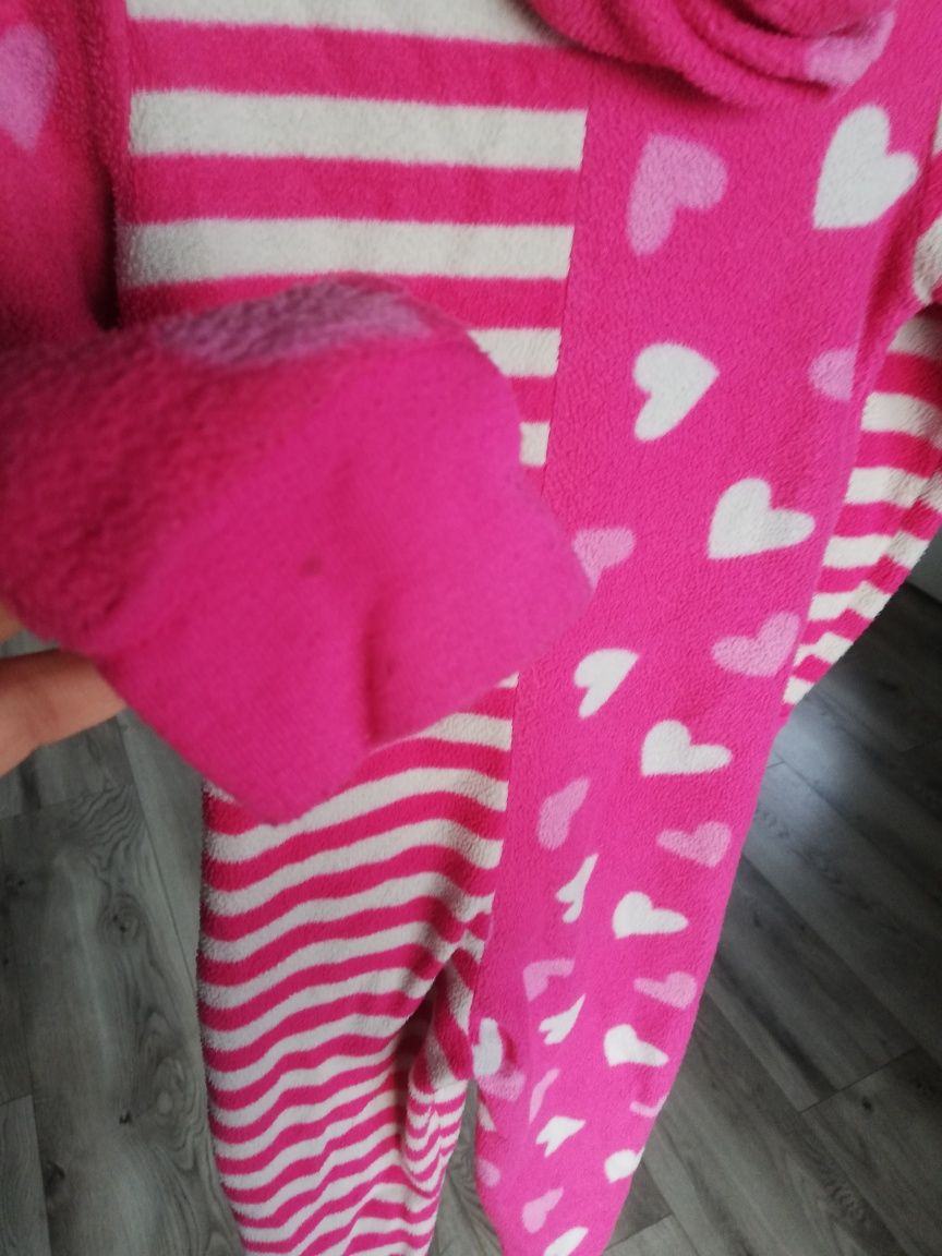 Ciepła piżama kombinezon dla dziewczynki różowa w serduszka polar