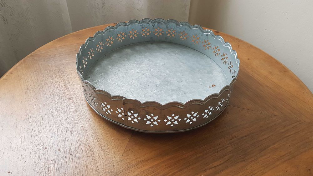 Stylizowana okrągła taca metalowa