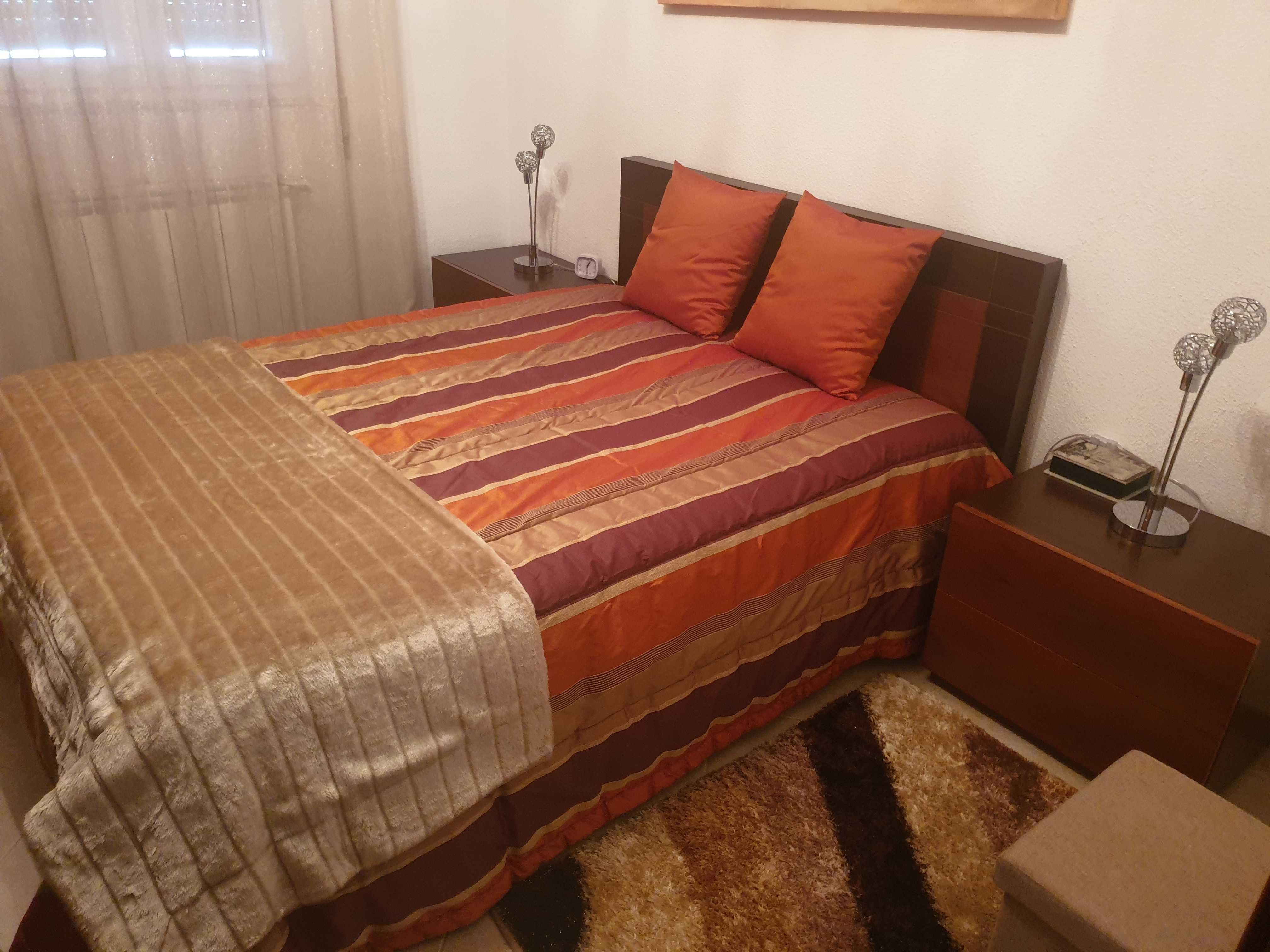 Mobilia de quarto cama + 2 mesas de cabeceira