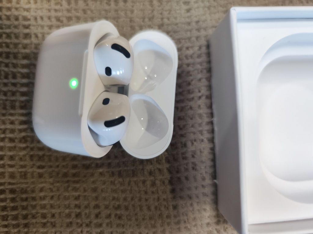 Air pods4 com caixa aberta