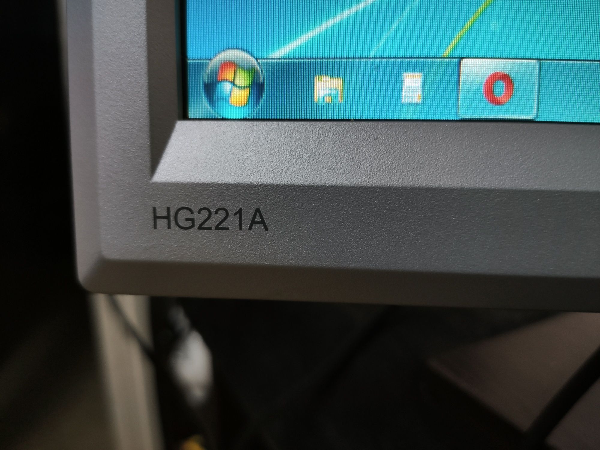 Монітор Hanns G HG221A з вбудованими колонками
Монітор в дуже хорошому