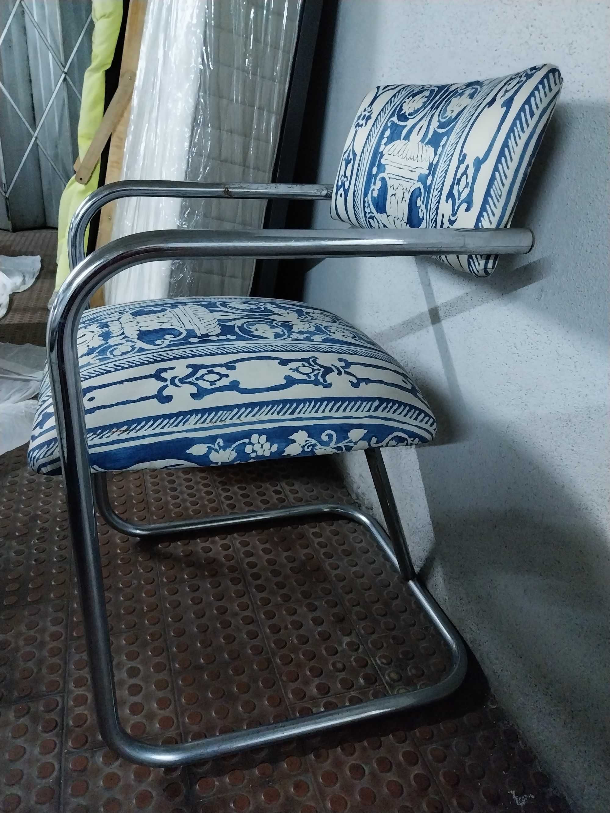 Cadeiras estilo Bauhaus em tecido decorativo