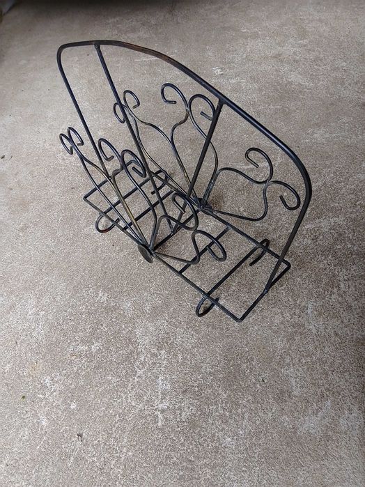 gazetnik metalowy