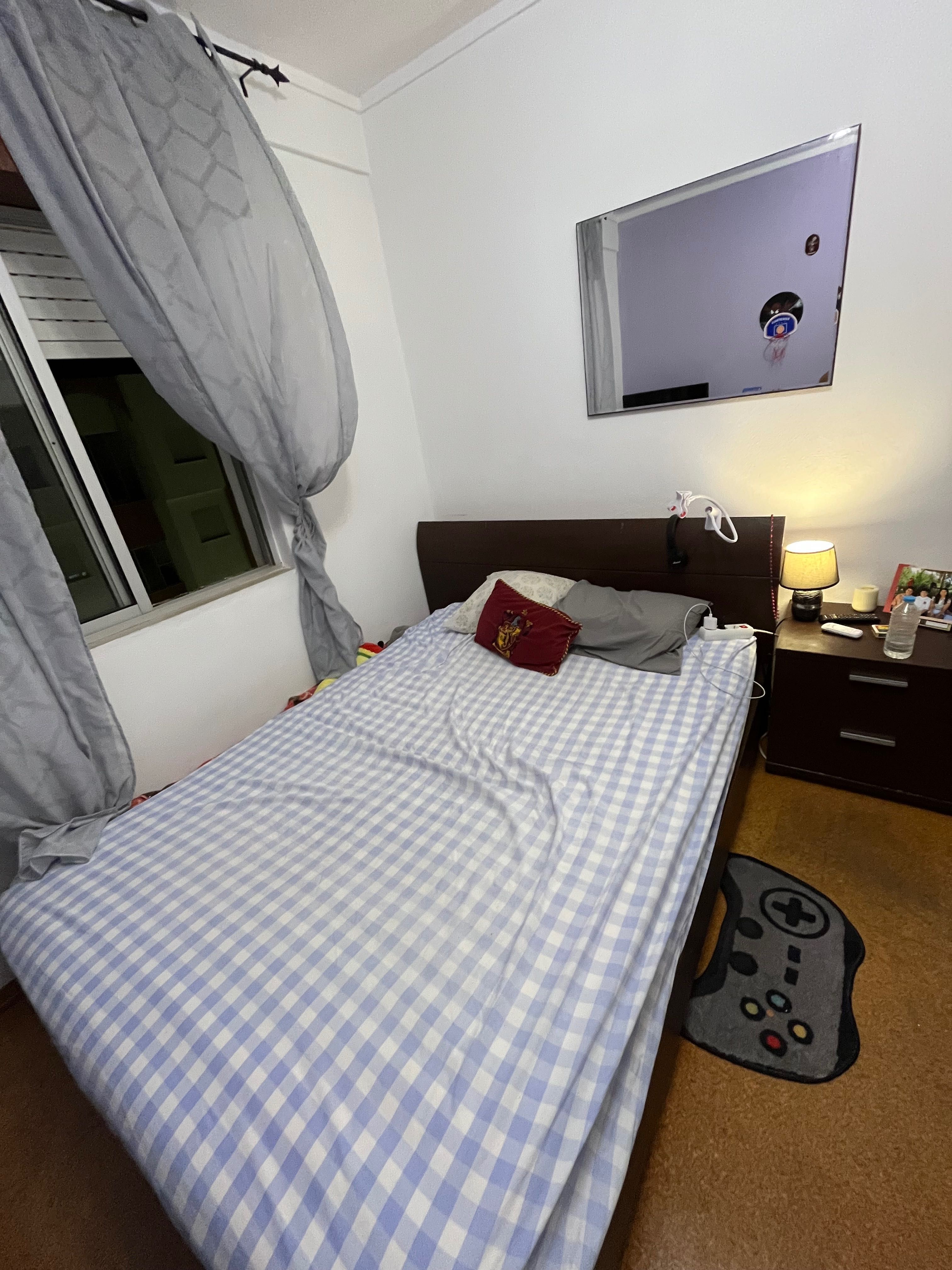 Vendo cama, 2 mesas de cabeceira e cómoda