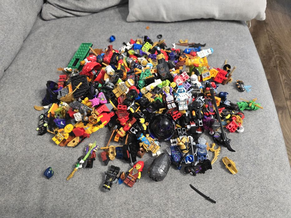 Lego ninjago 127 figurek.