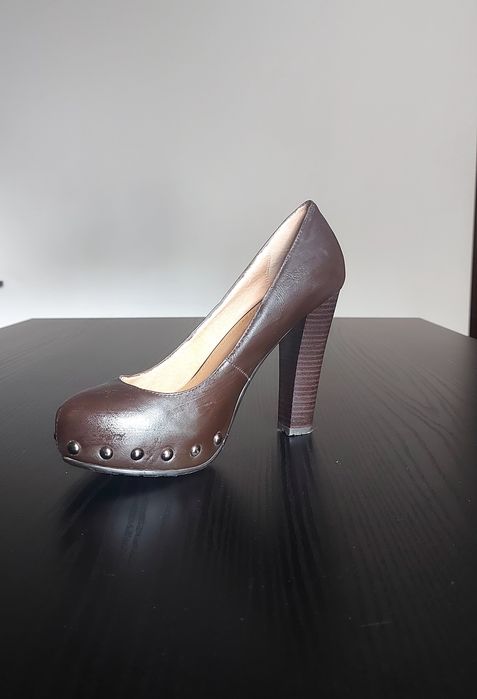 Sapatos de salto alto.