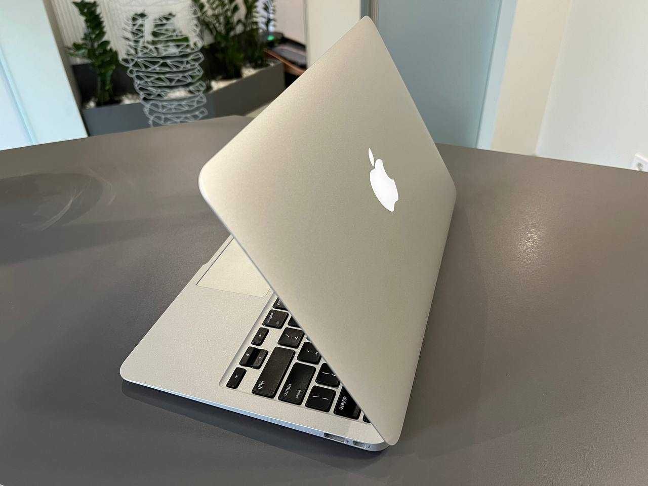 ноутбук Apple MacBook Air 11" (Mid 2011)