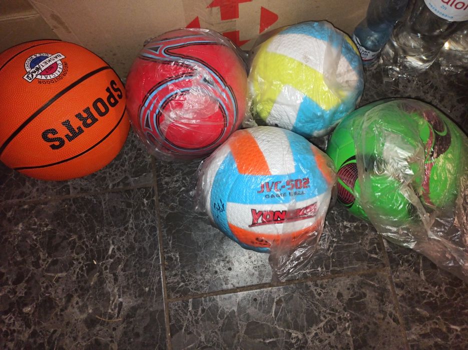 Мячи новые, разные