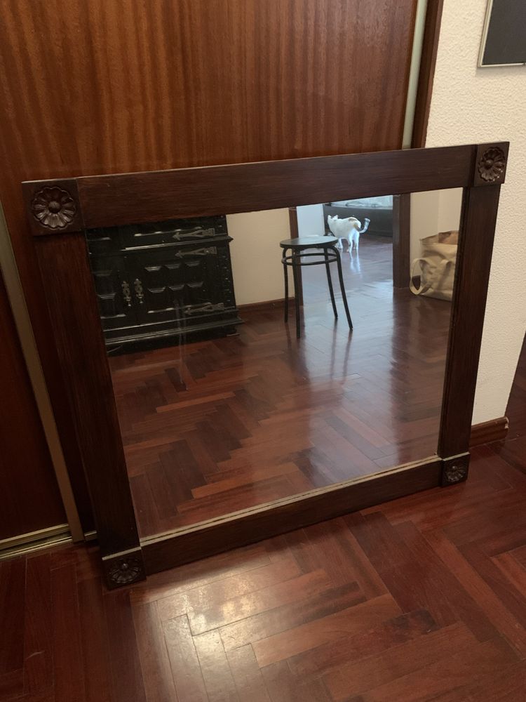 Espelho com moldura em madeira