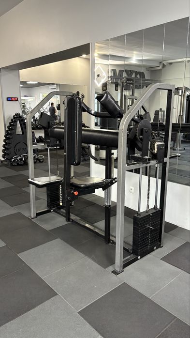 Блочний тренажер Nautilus для згинання та розгинання рук