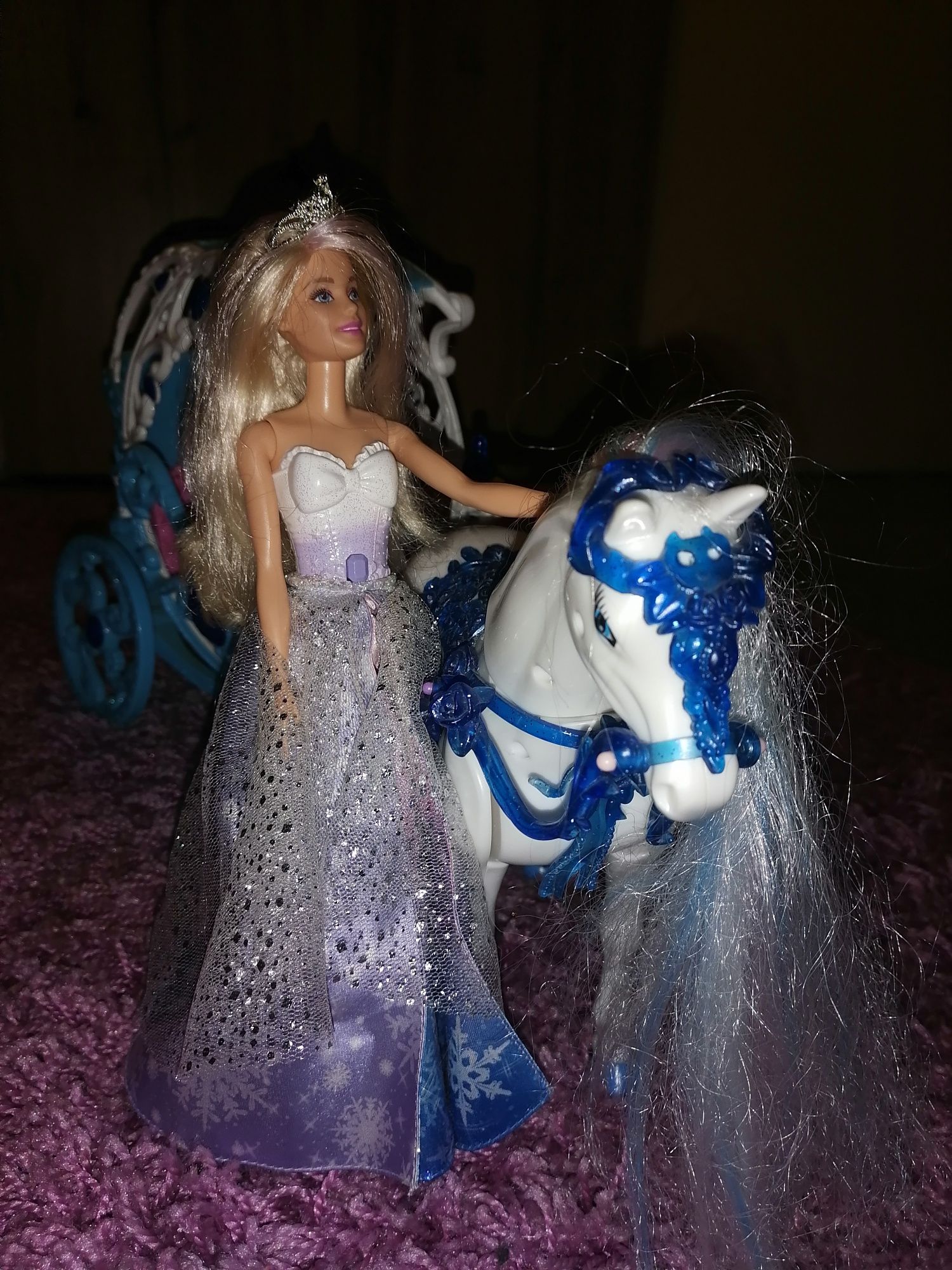 Interaktywny koń z karocą i lalką barbi