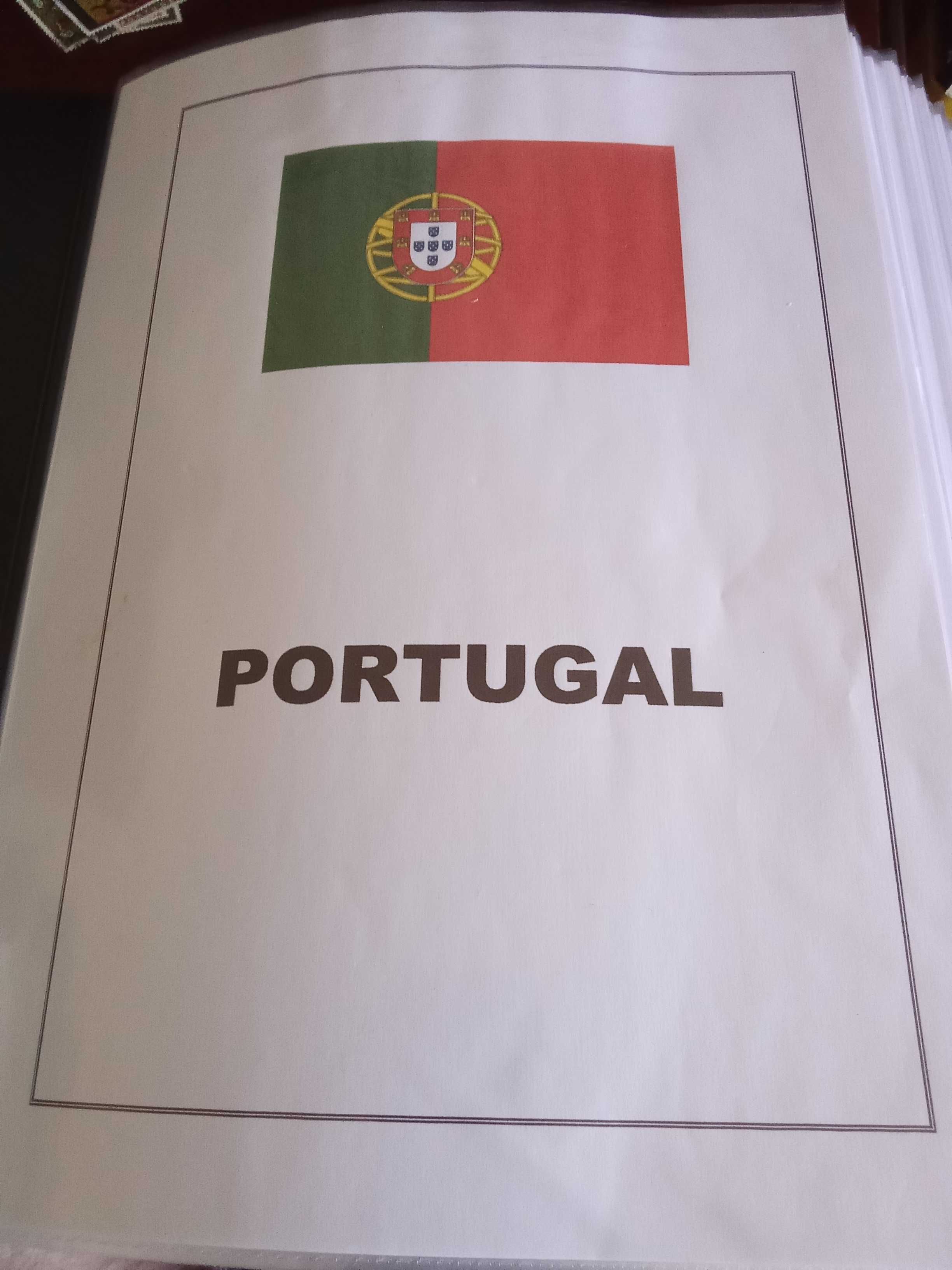 Pasta com selos de Portugal