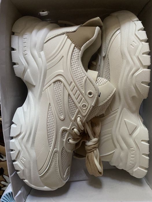 Кросівки спортивне взуття жіноче 38 розмір