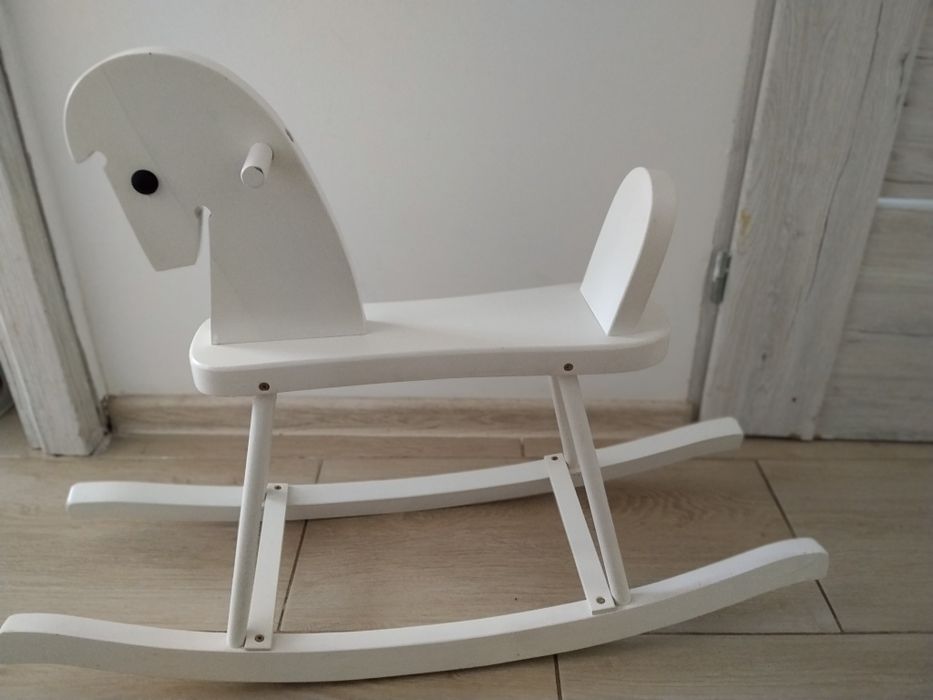 Biały drewniany konik na biegunach