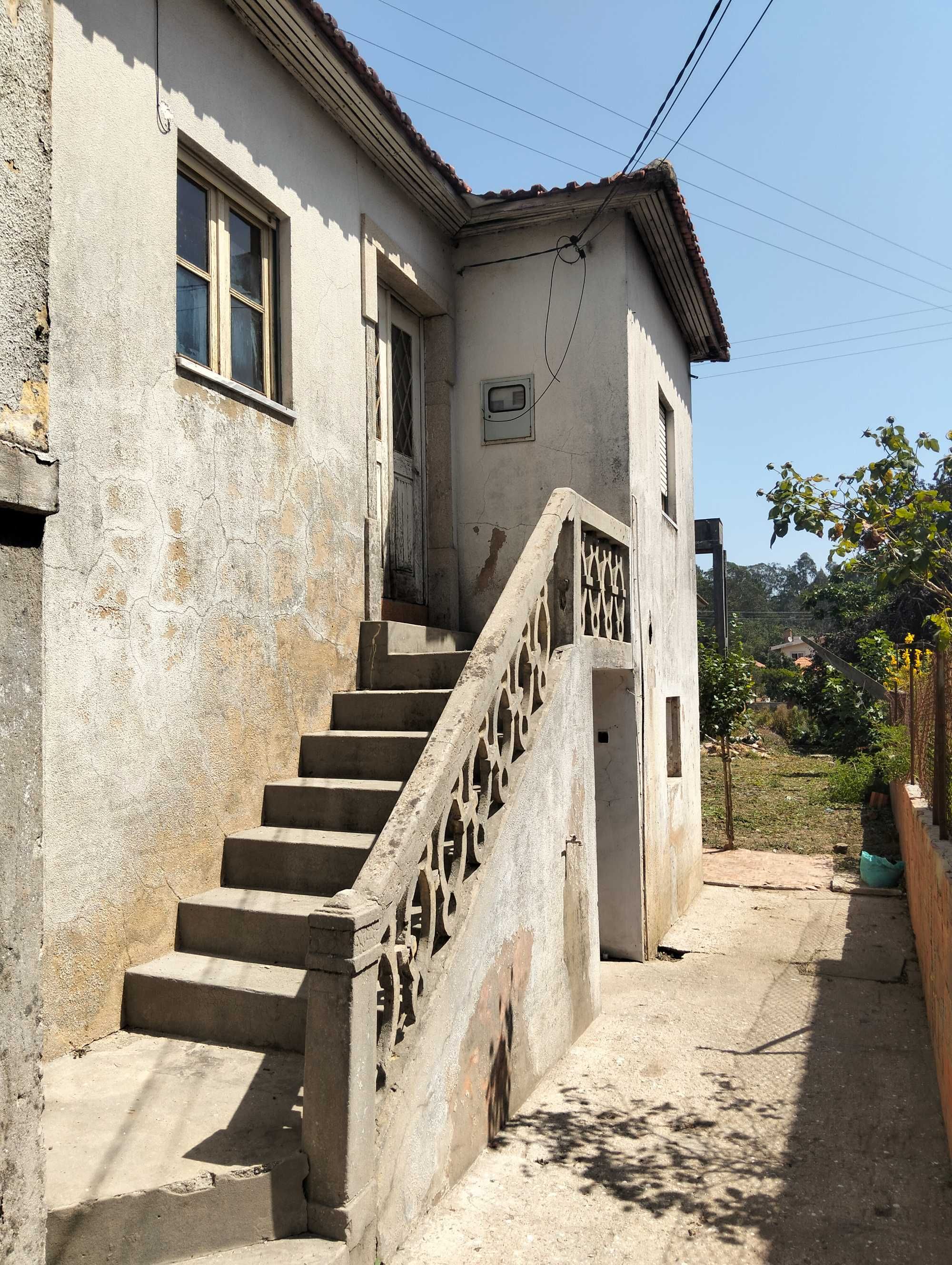 Duas casas para restauro – venda em conjunto ou separadas