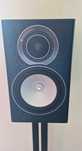 Kolumny Monitor Audio RX1 na stojaku