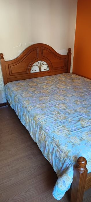 Cama casal em madeira maciça