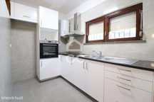 Apartamento T3 com sótão e cozinha equipada no centro do Avelar.