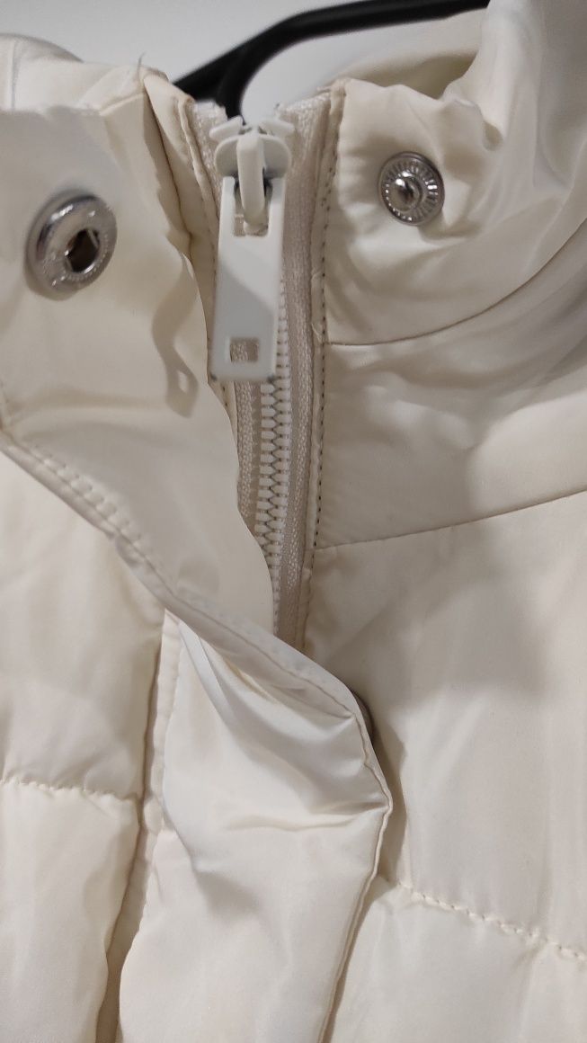 Pikowany płaszcz ocieplany z kapturem kurtka Reserved
