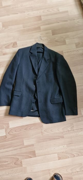 Garnitur trzyczesciowy ciemnoszary w delikatny prążęk