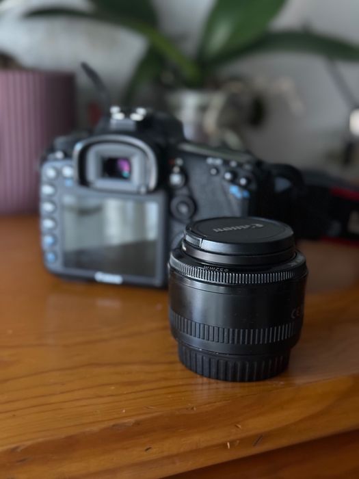 Продаю фотоаппарат Canon EOS 7D + объектив 50mm + аксессуары
