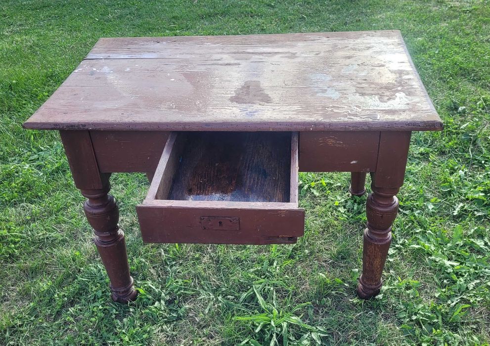 Stary stół drewniany z szufladą