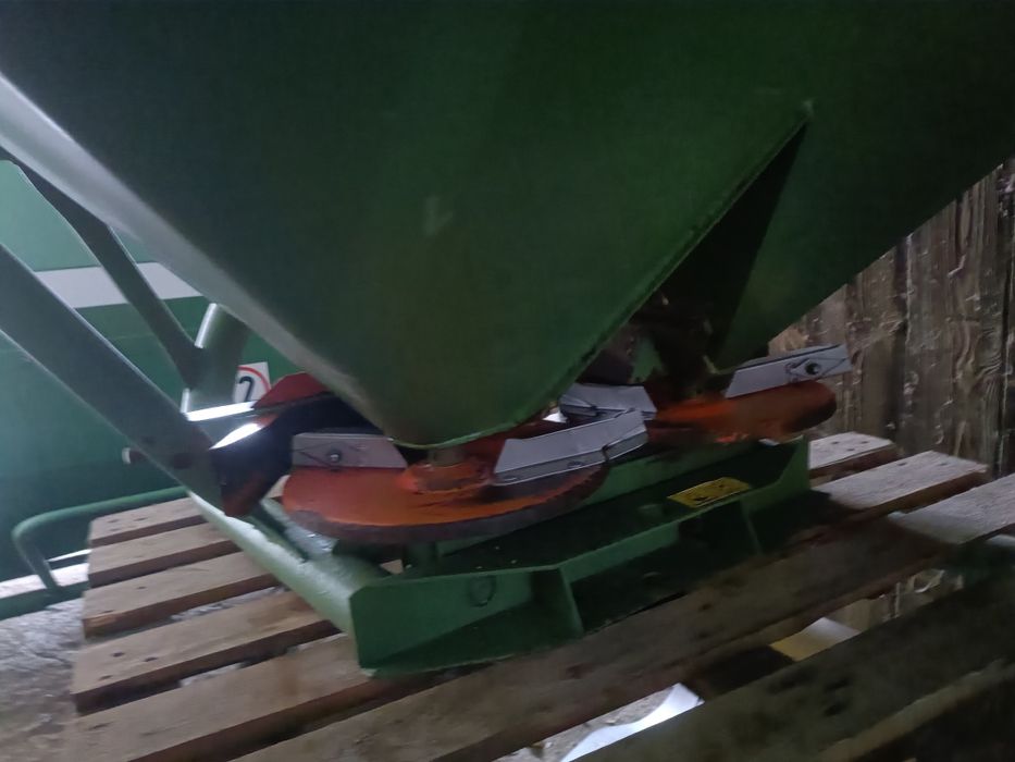 Agregat ścierniskowy gruber Dziekan Rozsiewacz Amazone ZA-F 600l