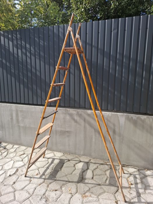 Стремянка, драбина для дому.
