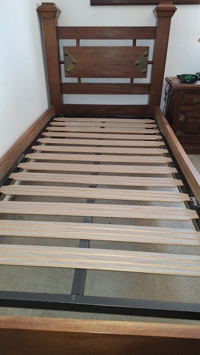 Camas de solteiro em madeira maciça