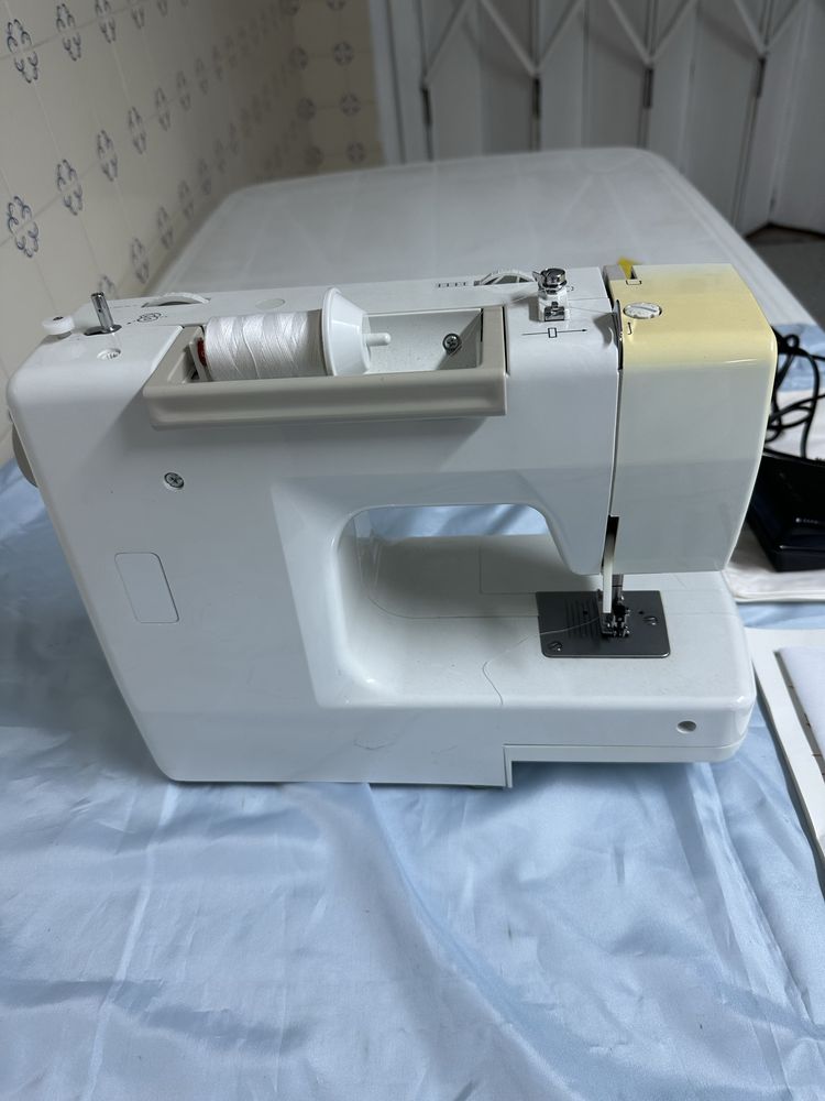 Máquina de Costura HUSQVARNA VIKING E10