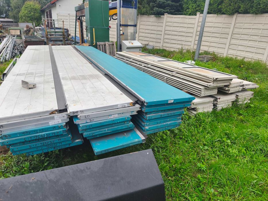 Bramay panelowe ze świetlikiem 4x4