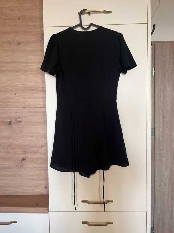 Czarny krótki kombinezon zapinany na guziki Asos Design S 36