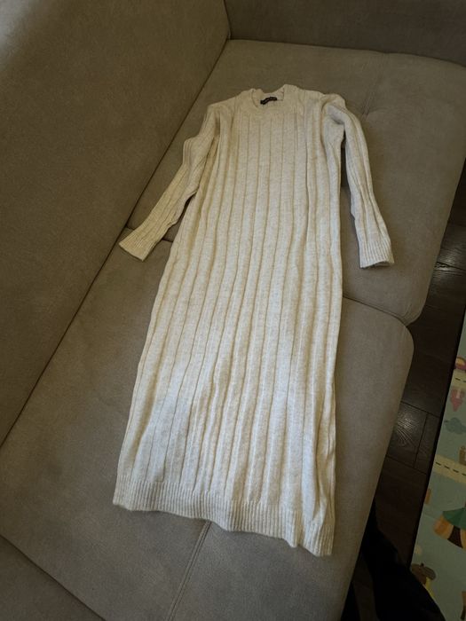 Жіноча вʼязана сукня