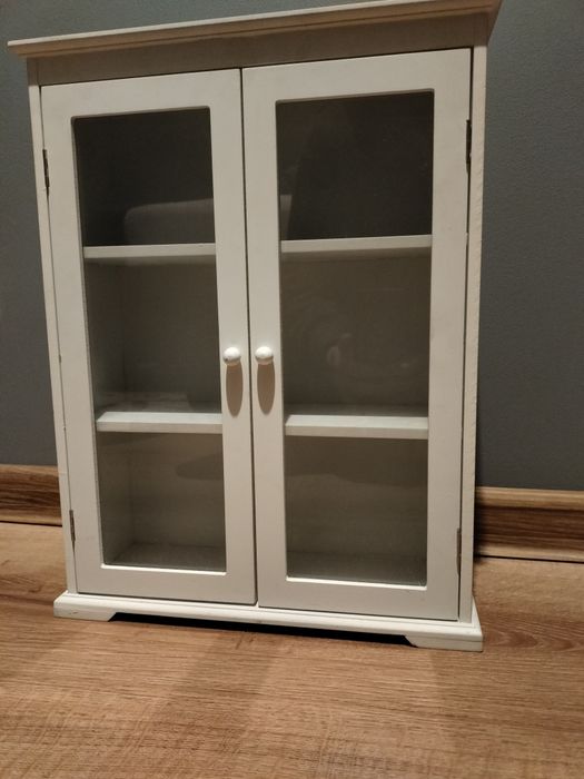 ozdobna witryna drewniana