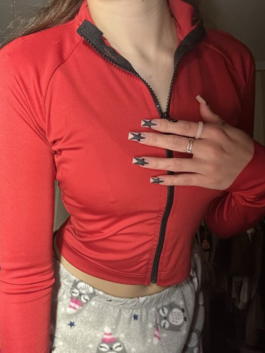 Червона кофта на замку