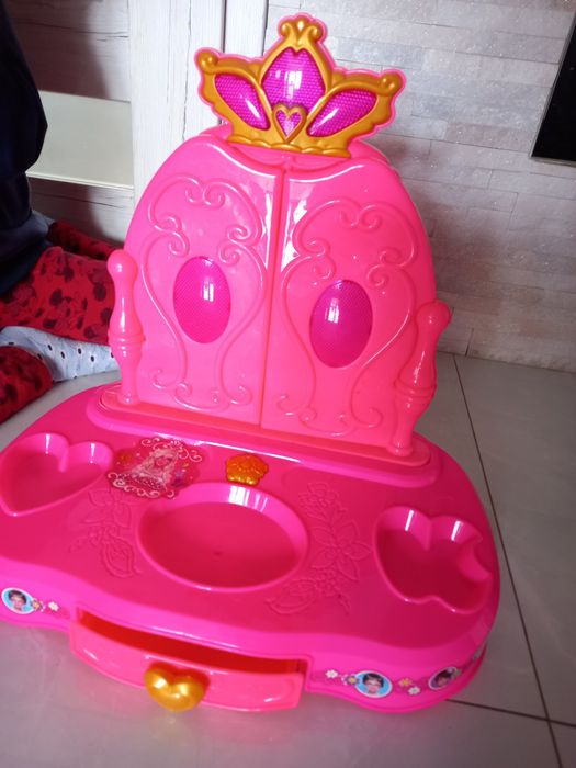 Grajaca i świecącą toaletka z suszarką dla dziewczynki