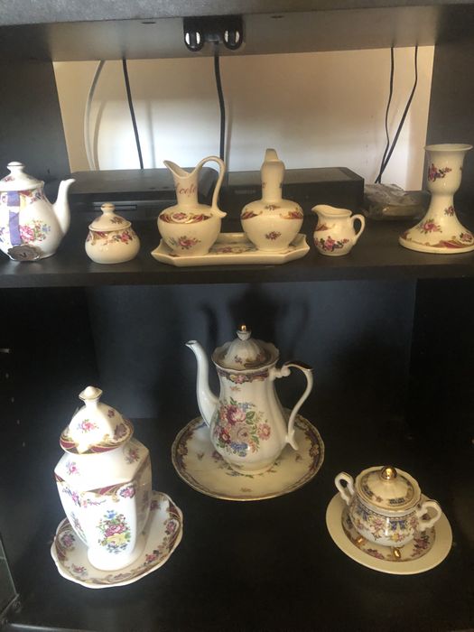 Varias peças de louça limoge com etiquetas