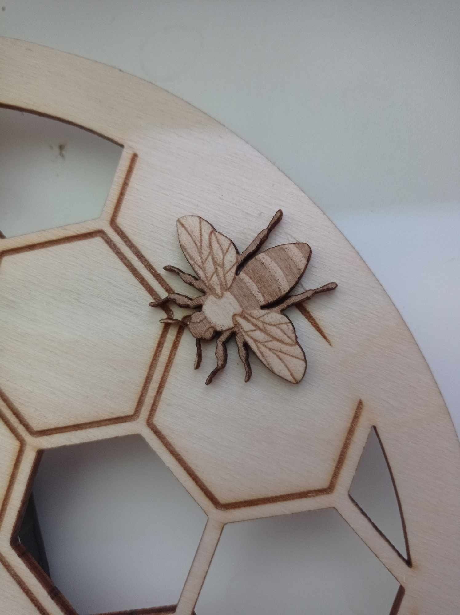 Zegar z motywem pszczoły 

Zegar z motywem pszczoły na plastrze miodu.
