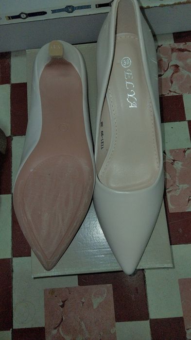 Sapatos beges tamanho 38