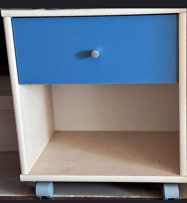 Mesa cabeceira c/ rodas (estilo jovem)