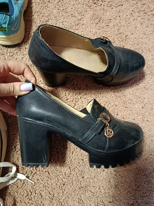 Взуття віддам безкоштовно