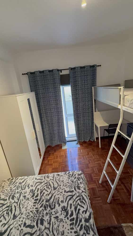 QUARTO em amplo t4 em Entroncamento São João Baptista
