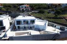 Luxuosa moradia em encosta sobre o mar. Com detalhes únicos, arquitetu