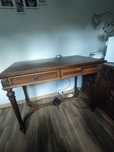 Mesa de sala com gavetas