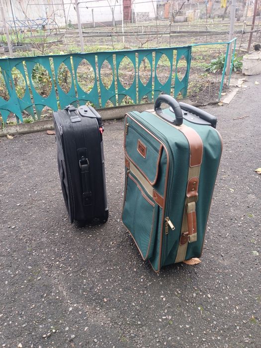 Продам зелёный чемодан на колесах.